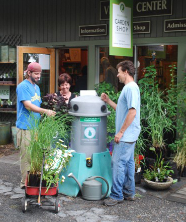Scott LaFleur (at right) talks to Garden Shops customers about the Growing Solutions System25.